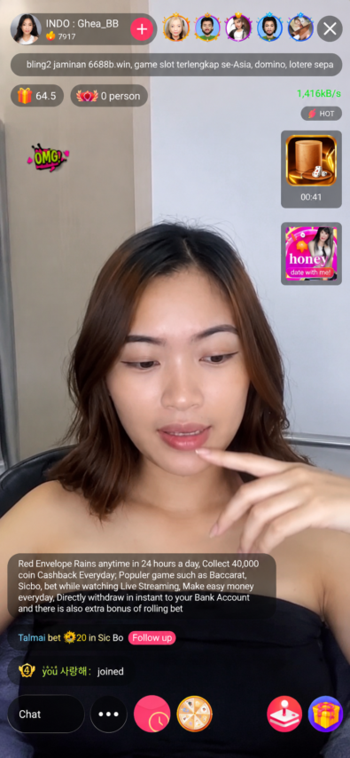 Antarmuka siaran langsung Bling2 Live dengan seorang perempuan, profil penyiar, hadiah, obrolan, dan tombol interaksi.